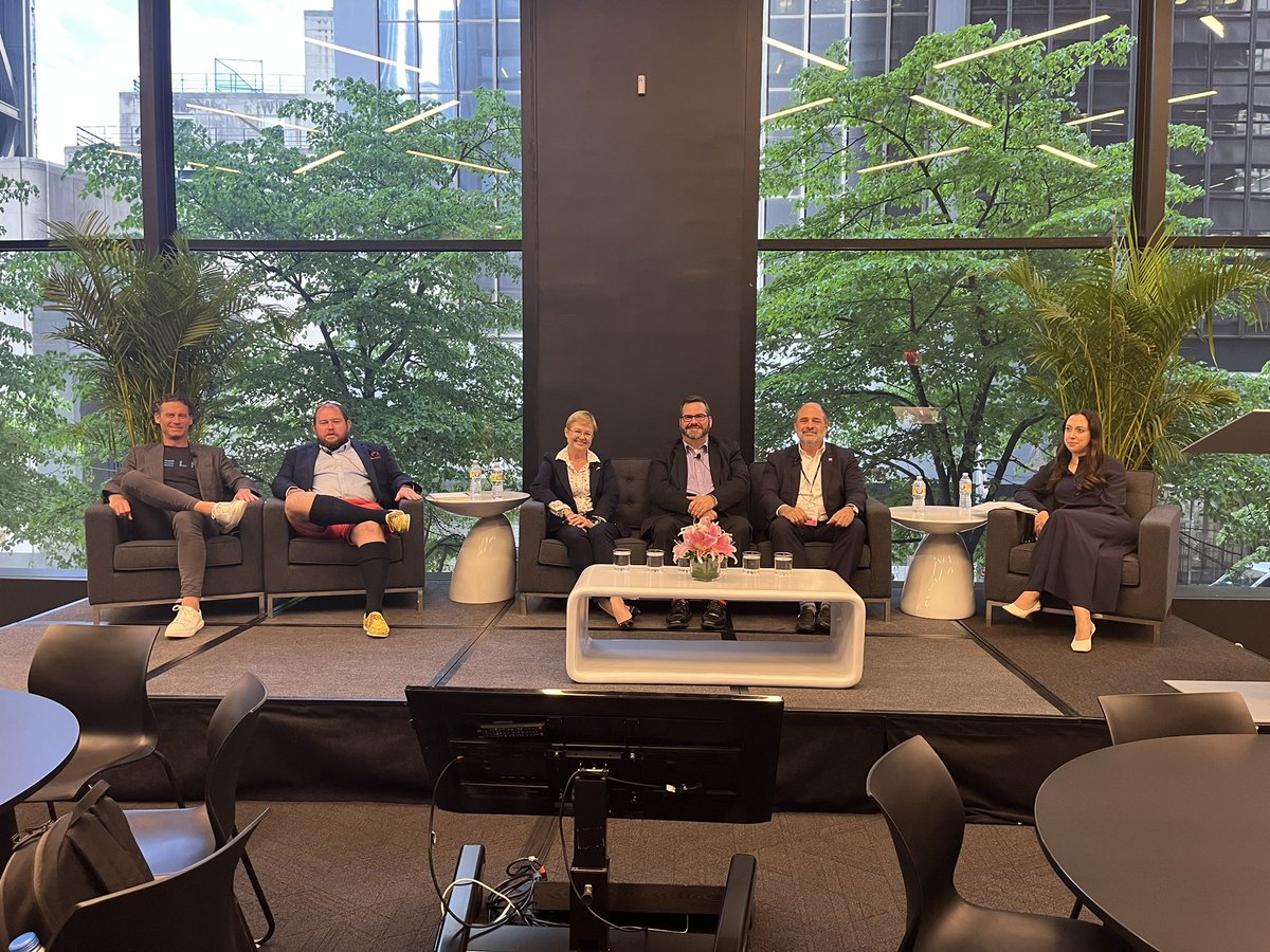 _jim87's tweet photo. A wonderful panel discussion today on #InnovationInBermuda hosted by @investBermuda. Delightfully insightful questions from @lcberry16, wonderful contributions from @AcktoBda, @brianjdusek and #FionaBeck with a delightful repartee with @RelmInsurance's #JoeZiolkowski. https://t.co/d1QwTpnDgt