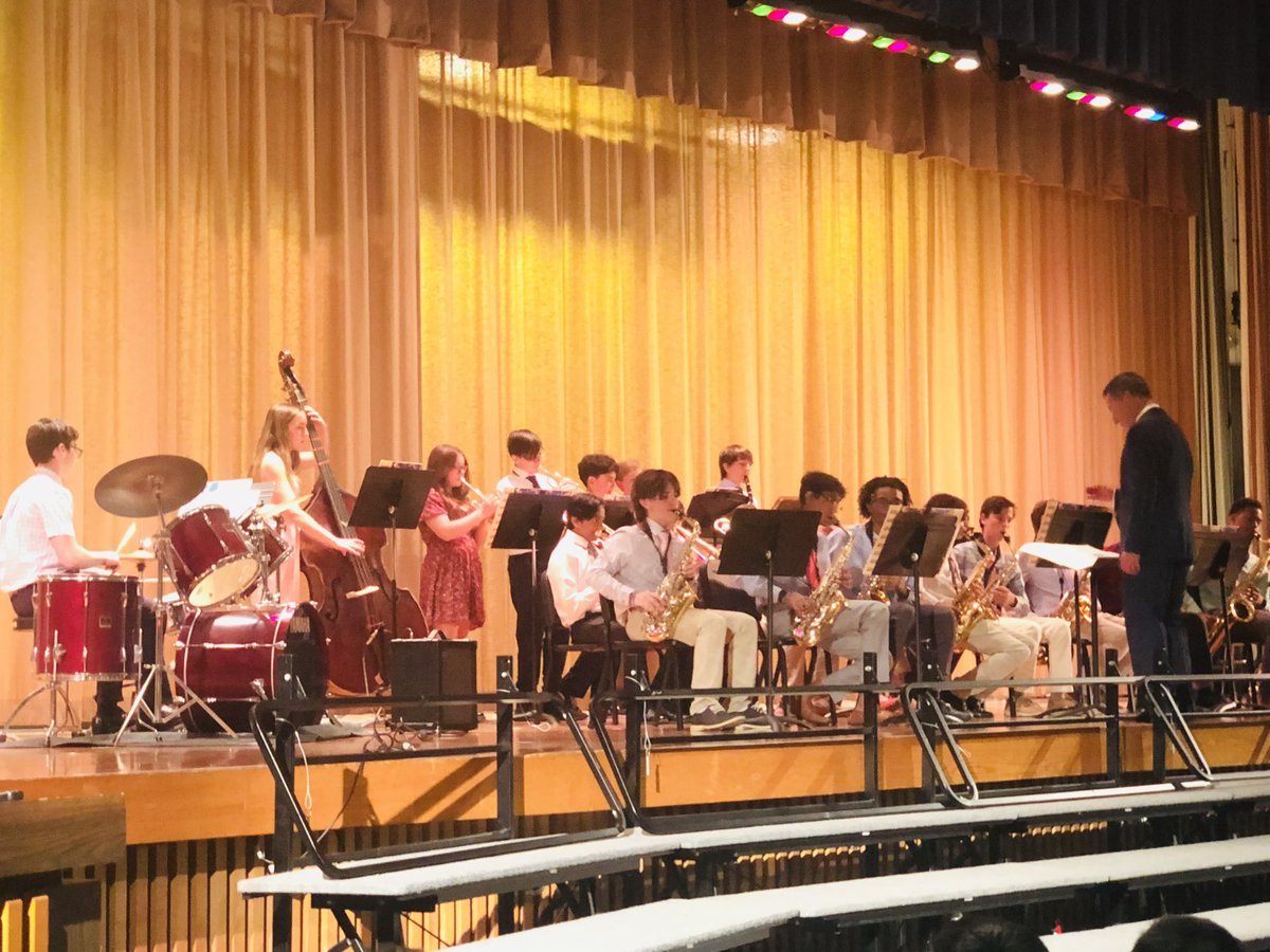 Julie Bilello (@mrsbilello_j) on Twitter photo Couldn’t be happier to welcome our EMS families to our first official concert since the Spring of 2019! Congratulations to the 8th Grade Band, 6th Grade Chorus and Jazz Band on a wonderful performance!!
@ElwoodMiddle <a href="/ekellygorman/">Eileen Kelly-Gorman</a> @Elwood_Super Couldn’t be happier to welcome our EMS families to our first official concert since the Spring of 2019! Congratulations to the 8th Grade Band, 6th Grade Chorus and Jazz Band on a wonderful performance!!
@ElwoodMiddle <a href="/ekellygorman/">Eileen Kelly-Gorman</a> @Elwood_Super