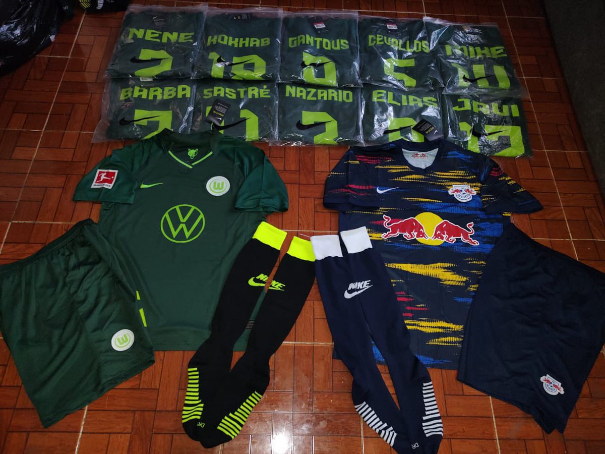 CuentaFc's tweet photo. Gracias @nike @VfLWolfsburg_ES @Volkswagen_MX @redbullMEX  por el regalo https://t.co/h7mXz93AtJ