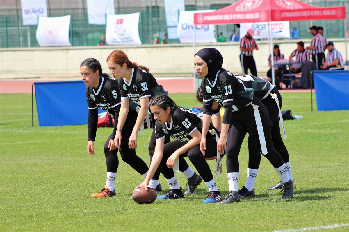 ÜNİLİG Flag Futbol Türkiye Şampiyonası Gençlik Hizmetleri ve Spor İl Müdürlüğü’ne bağlı Atletizm Sahası’nda başladı. 11-13 Mayıs 2022 tarihlerinde oynanacak şampiyonaya 25 üniversite takımı katılacak. universitelersporligi.com/post/%C3%BCni%…