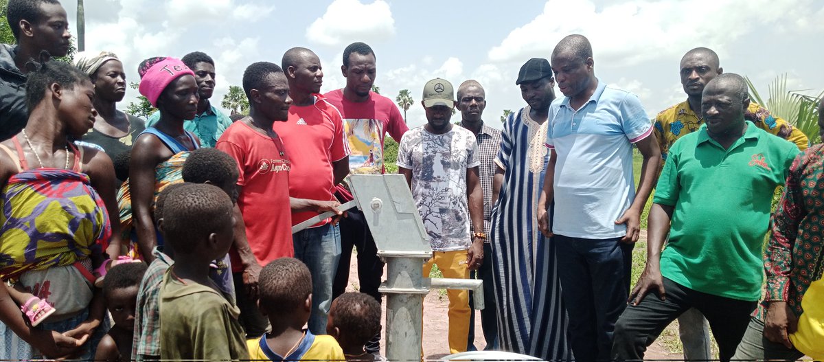 DavidKwakuFosu0's tweet photo. Atebubu Amantin constituency; Hon #Sanja Nanja commissioned Borehole for the people of Mantukwa .
The law maker for Atebubu Amantin constituency, #Hon Sanja Nanja has today handed over a complete borehole to the people of Mantukwa, a small community in the #Atebubu Amantin https://t.co/8d2xsSqyPD