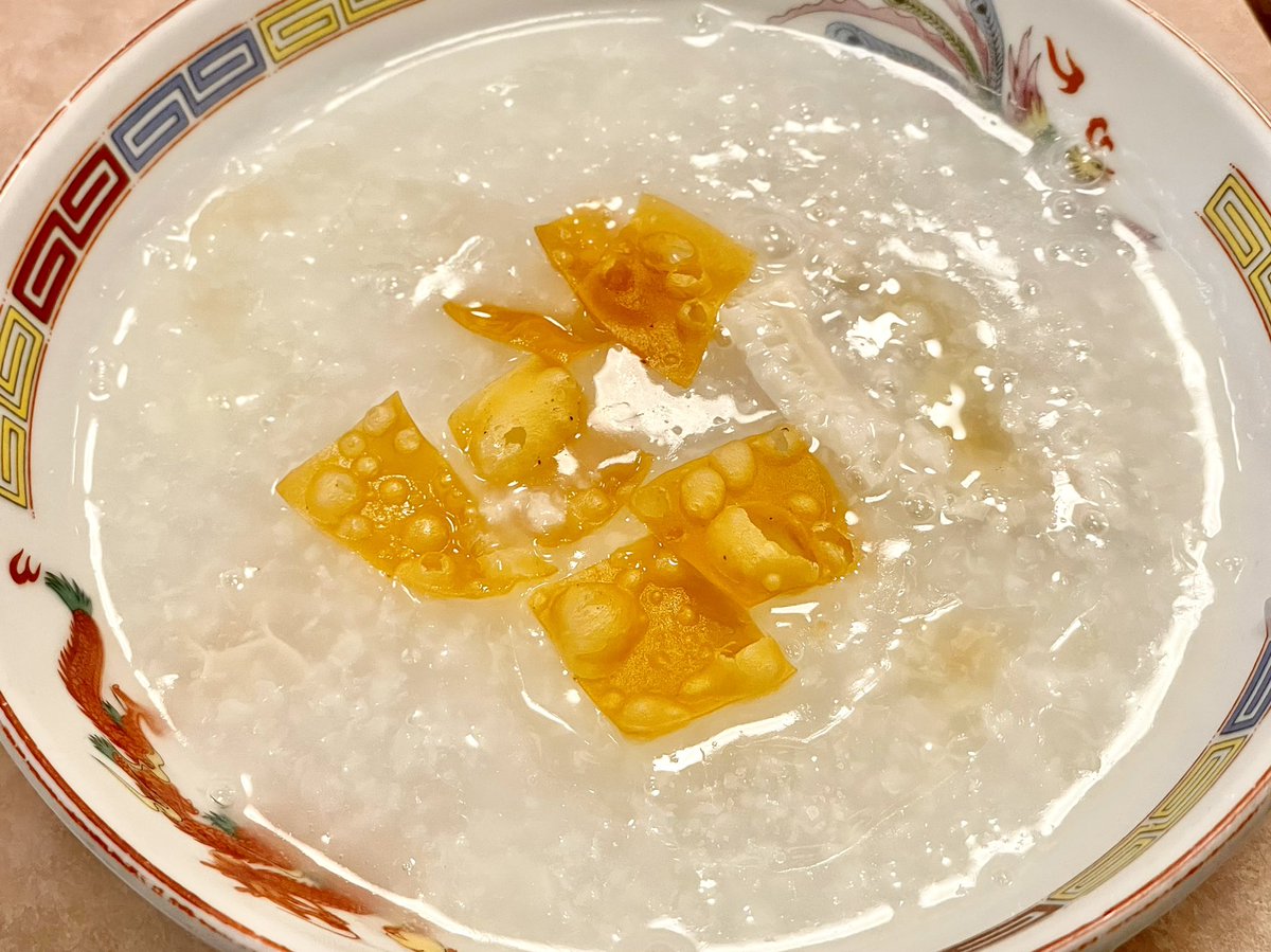 明らかに多いのだけど、もうタイミングないので安記にもきた
昔からココでは牛もつと決めているのでハチノスヒャッハー
ここの牛もつ煮込みも絶品なのでおすすめだが朝は粥限定なので残念
粥はサラサラでいながら、ご飯の粒感もほのかに感じられるやつ、ここ大事
学生の頃から来てるけどうめえ… 