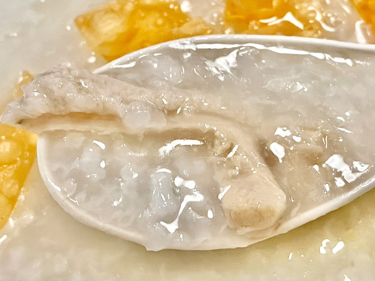 明らかに多いのだけど、もうタイミングないので安記にもきた
昔からココでは牛もつと決めているのでハチノスヒャッハー
ここの牛もつ煮込みも絶品なのでおすすめだが朝は粥限定なので残念
粥はサラサラでいながら、ご飯の粒感もほのかに感じられるやつ、ここ大事
学生の頃から来てるけどうめえ… 