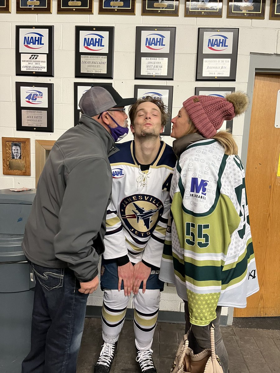 CoachKr29's tweet photo. Happy 21 to @kring_ss After 3 years of junior hockey (finishing with @JanesvilleJets1), he’s moving on to @buroyalsmhockey. Proud of the man he’s become. https://t.co/ibH283AbcD
