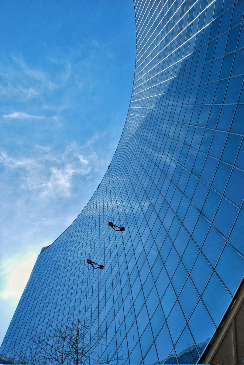 tomstockdale12's tweet photo. I took this picture Monday in Toronto...I only found out later it was Toronto Mayor @JohnTory repeling down the building
#architecture #johntory #Toronto #Mayor #architecturephotography #repeling #skyscraper https://t.co/8hSbCP0mjf