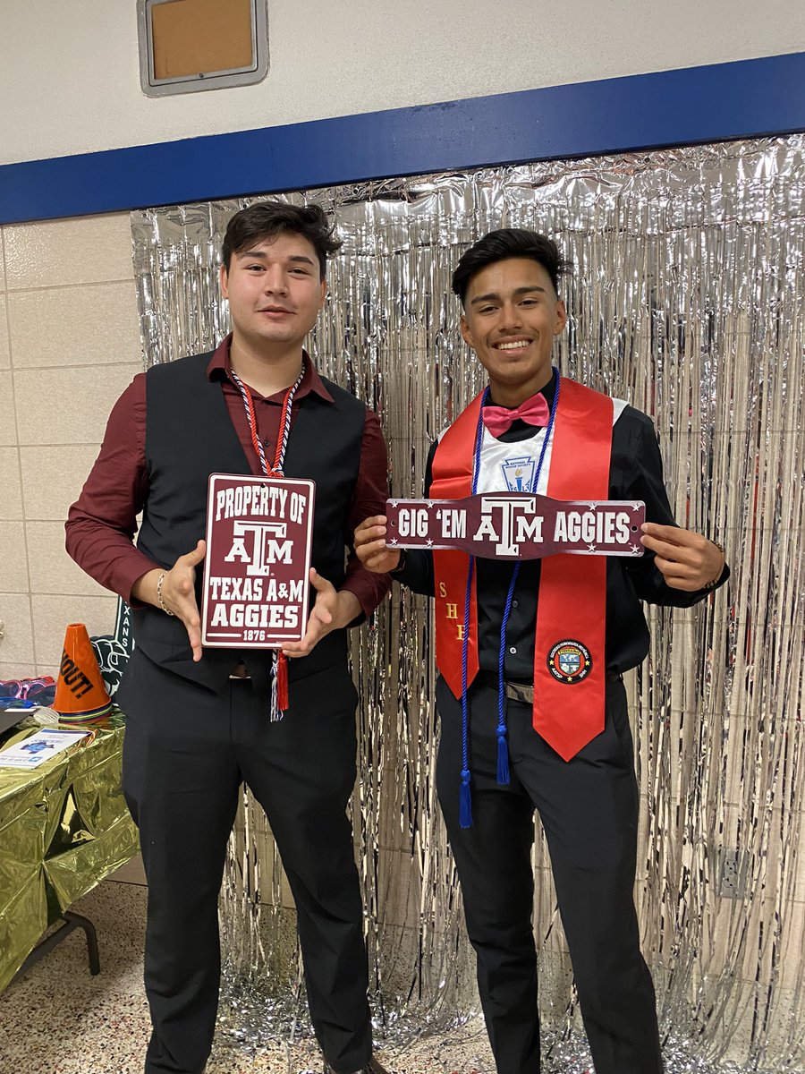 SRHS_KHernandez's tweet photo. senior awards ✨ #ReasonsWhyITeach https://t.co/1qh4JaURdv