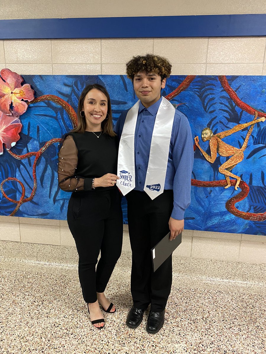 SRHS_KHernandez's tweet photo. senior awards ✨ #ReasonsWhyITeach https://t.co/1qh4JaURdv