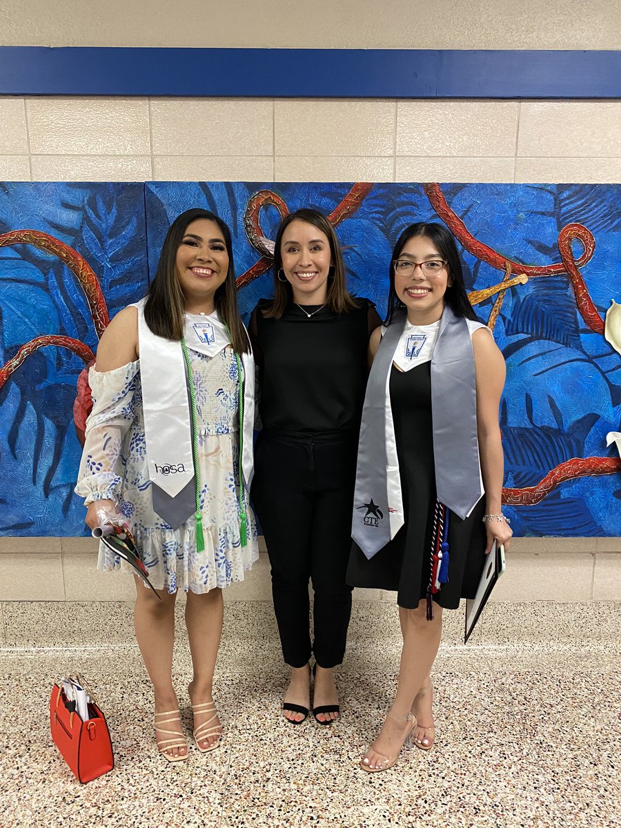 SRHS_KHernandez's tweet photo. senior awards ✨ #ReasonsWhyITeach https://t.co/1qh4JaURdv