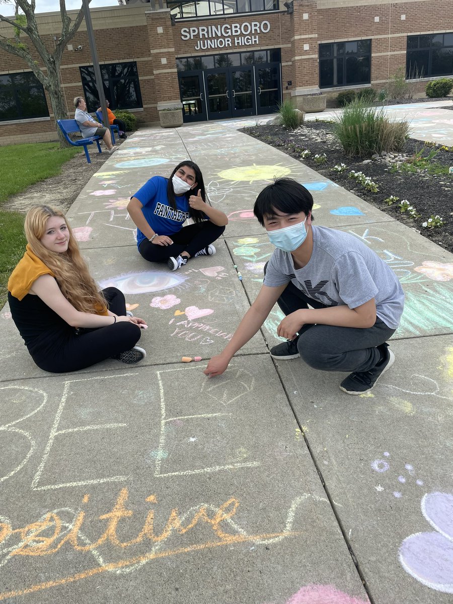 Springboro_SJHS's tweet photo. Today Mrs. Gantt’s Art classes showed their appreciation for SJHS Teachers with some sidewalk chalk art! #TeacherAppreciationWeek #sjhs #springboroschools #Teacherappreciationweek2022 https://t.co/UqyAoigJiK