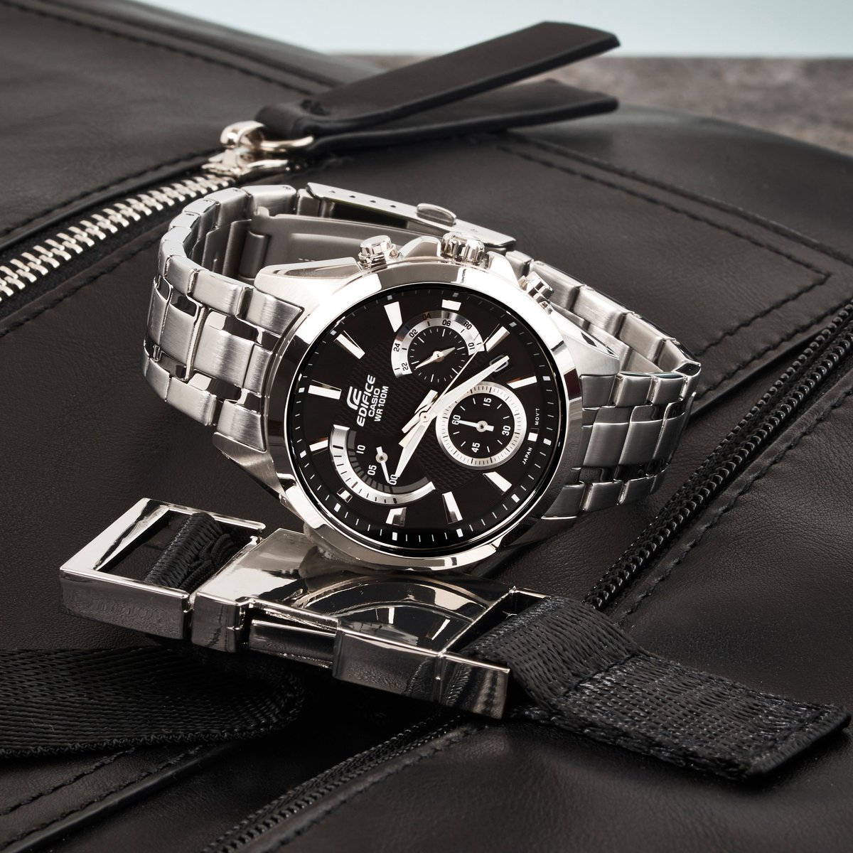 javyscasio's tweet photo. A perfect match with black leather goods, keeping an air of cool even when temperatures rise.
一款中號標準 EDIFICE 時計手錶。10 點鐘位置設有逆行。內嵌錶盤從下到上加寬,營造出簡單而動感的效果。
#javys #edifice #casio #chronograph #sportwatch #speedandintelligence #EFV580 https://t.co/OYem2cOF5v