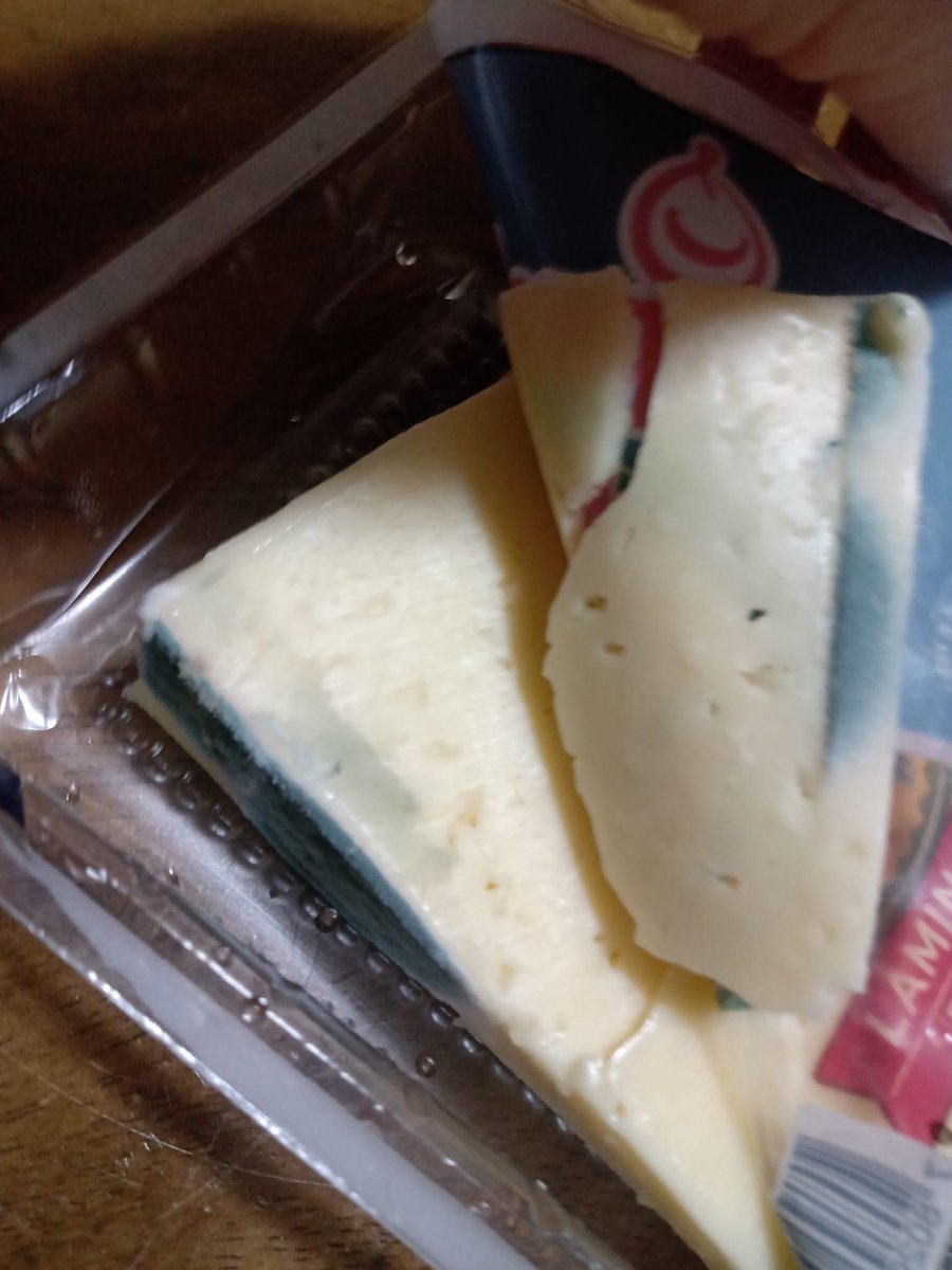 Javicatin's tweet photo. Hoy fui a cambiar un panetón  cuisine porque estaba con hongos y seda de gusanos, lo cambié por un queso que también salió con hongos. ¿Qué problema hay en la producción de jumbo? 
@JumboChile @Queso_Quilque https://t.co/DCwpe7YVJH