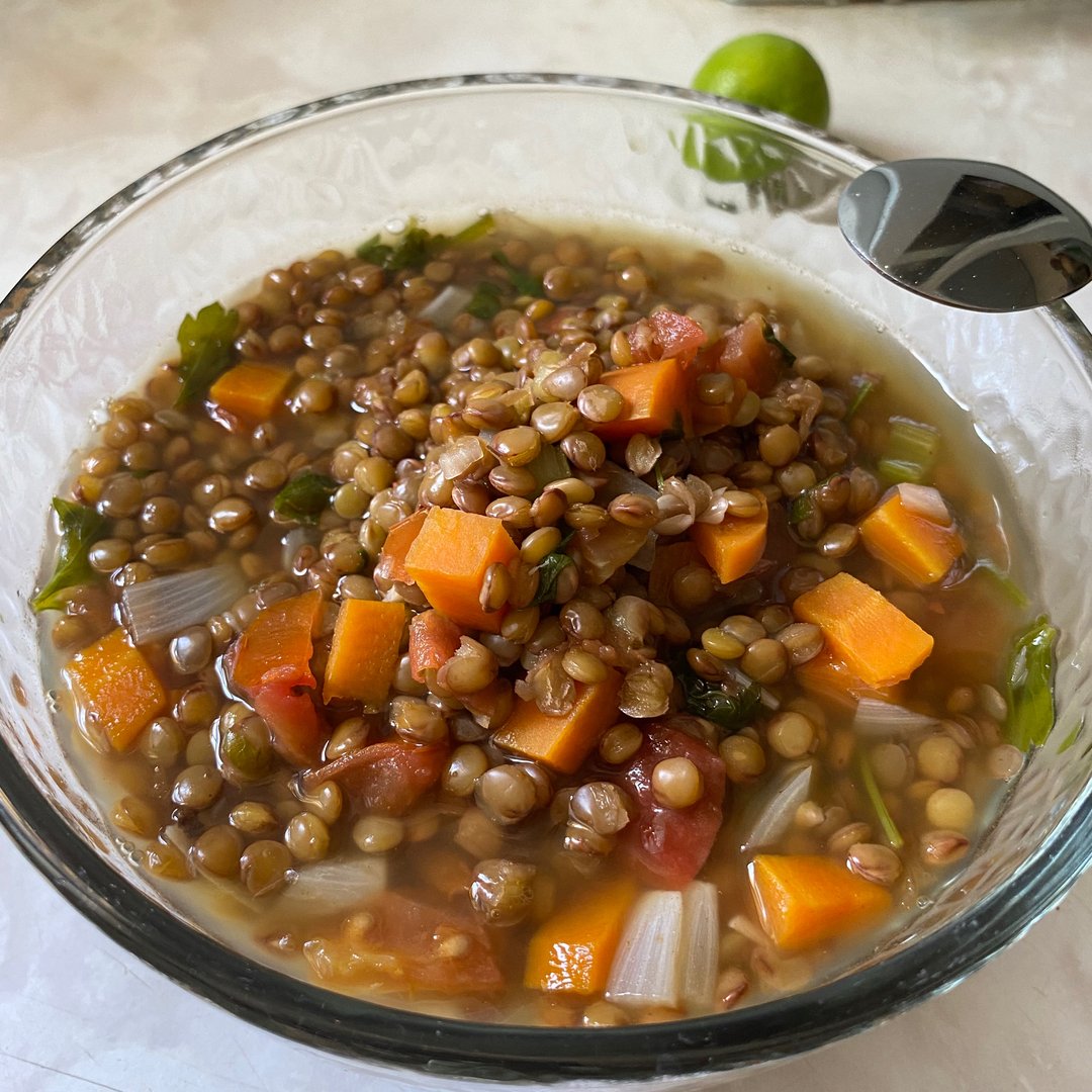 BioNutricion's tweet photo. La sopita de lentejas nunca falla.
Sabe deli, te saca del apuro, a todo mundo le gusta y la combinas con lo que tengas de verdura en el refri.
Coman lentejas, no rapidejas, lentejas dije.
¿Qué opinan?
#decídete #nutriciónreal #gentereal #comerico #comenormal #eat #nutriólog https://t.co/lRssRejCVk