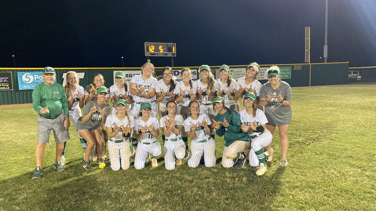 Let me introduce you to your 4A District Champions 🏆 What a total team effort tonight.  They left it all on the field and we couldn’t be prouder.  #waveallday