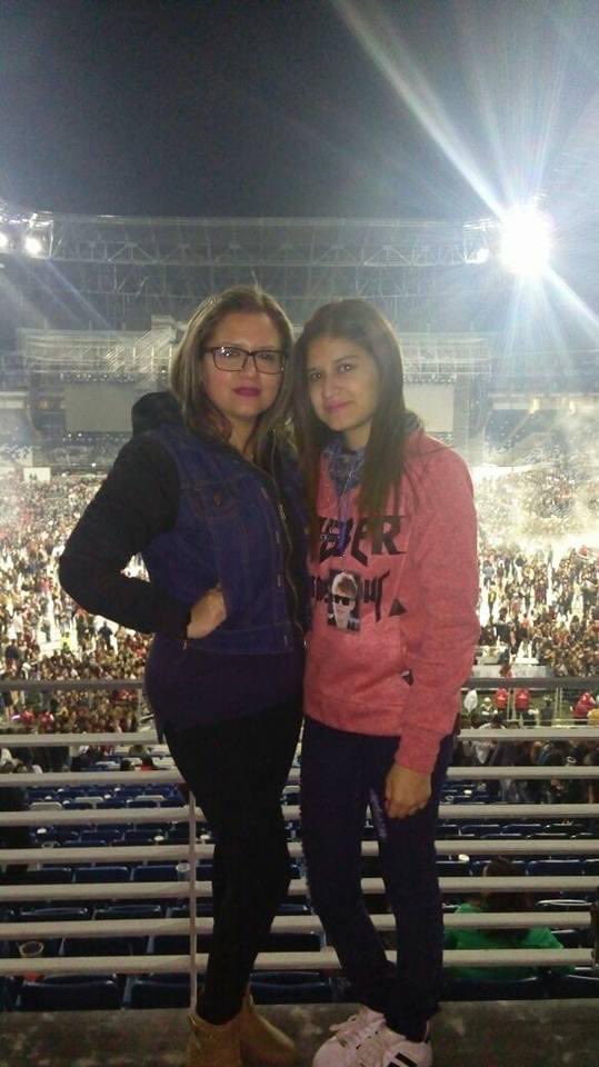 Yareli02lml's tweet photo. @ibeliebersmx @bieberfever @scooterbraun @UMusicMexico @justinbieber #JusticeTourEntry @bieberfever Mi mami y yo en el Purpose Tour en Monterrey 🤩 https://t.co/QyunBm3FSq
