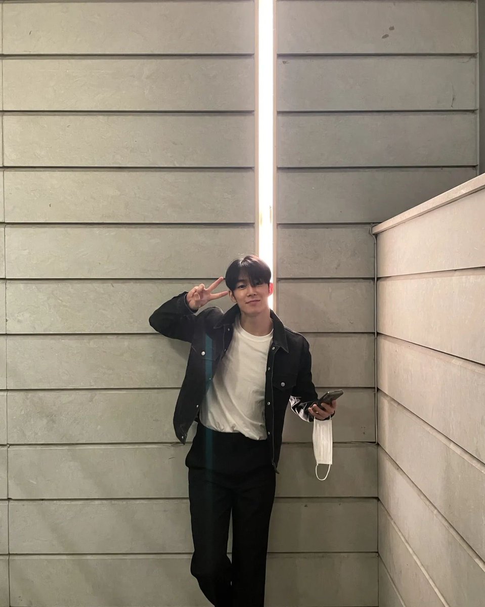 sh_BDD's tweet photo. 하... 브이... 하... 브이가 뭔데 떨려
브이가 뭔데 왜 사랑스럽지
왜 브이만 햇는데 심장이 아프지 
하... 이다원... ㅠㅠㅠㅠ쥰내사랑해 https://t.co/ClSVWjm3el