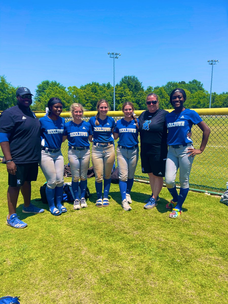 ReelRebelsSB's tweet photo. Extremely thankful for this great group of seniors❕ We will miss you💙🥎 https://t.co/PHVIeuFsdH