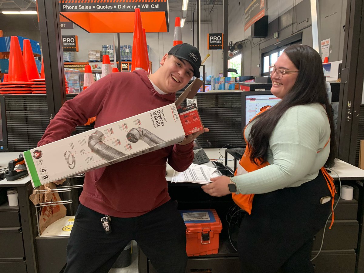jackieTHD's tweet image. Doing DOTW right! 🙌🏼 AP partnership doing PKs with box stuffing and OPs manager doing Accuracy carts 🛒 with the team while having fun 🤩🧡 #DOTW #OneFrontEnd #developmentIsKey @dmatsonHD @Amandat6610 @sheepy6610 @jesse_moran10 @lupeadiaz