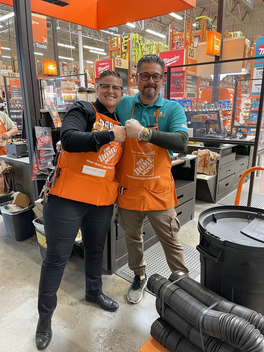 jackieTHD's tweet image. Doing DOTW right! 🙌🏼 AP partnership doing PKs with box stuffing and OPs manager doing Accuracy carts 🛒 with the team while having fun 🤩🧡 #DOTW #OneFrontEnd #developmentIsKey @dmatsonHD @Amandat6610 @sheepy6610 @jesse_moran10 @lupeadiaz