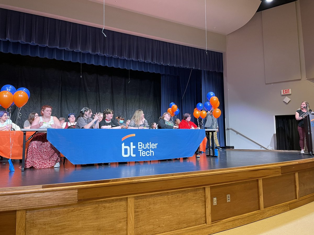 SammiKateP's tweet photo. Never underestimate the power of a moment! These were special! Still all up in my feels after our Decision Day at SOA! This chapter must close for the next to begin 💛 Can’t wait to see what’s next for them! #onebutlertech #almostgraduates #foreverfamily https://t.co/V5WlHDFG8M