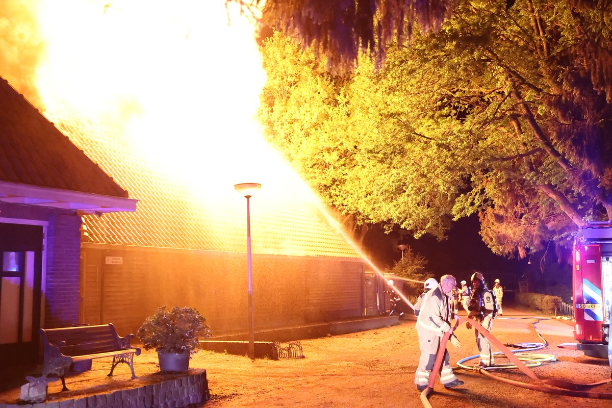 vanoostmedia's tweet image. Zeer grote brand in schuur bij Eext