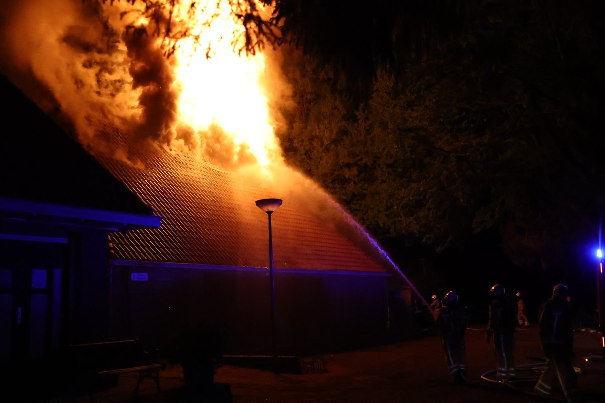 vanoostmedia's tweet image. Zeer grote brand in schuur bij Eext