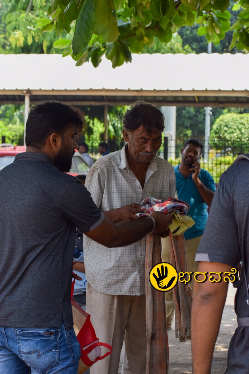 bharavase_org's tweet photo. ಭರವಸೆ ತಂಡವು @eoxvantage ಕಂಪನಿಯ ಸಹಯೋಗದೊಂದಿಗೆ ಬಡವರಿಗೆ ಹಾಗೂ ನಿರಾಶ್ರಿತರಿಗೆ ಬಟ್ಟೆಗಳನ್ನು ವಿತರಿಸಿತು..
ನಮ್ಮೊಂದಿಗೆ ಕೈ ಜೋಡಿಸಿದ ಎಲ್ಲಾ ಕಂಪನಿಯ ಉದ್ಯೋಗಿಗಳಿಗೆ ನಮ್ಮ ಧನ್ಯವಾದಗಳು..
#bharavaseteam #bharavaseorg #bharavase #bharavase_org #teambharavase #teamwork #eoxvantage #supportpoor #clothes https://t.co/SmspFqUQjE
