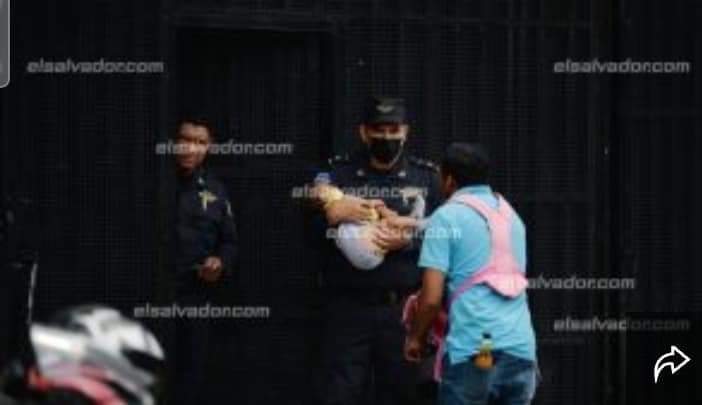 Un padre lleva a su hija para que la mamá que está presa la amamante?

Eso es #CrecerConCariño? 
Debes tener un gobierno #Miserable para no ver esto.