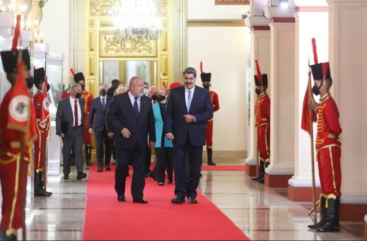 <a href="/MMarreroCruz/">Manuel Marrero Cruz</a> Mientras unos dividen y destruyen otros aman y fundan, pero bueno siempre fue así...unos hacen los muros y otros las puertas 🤷‍♂️

#CubaYVenezuela 🇨🇺🤝🇻🇪
<a href="/AmandaBorgesCr1/">Amanda Borges Cruz</a> <a href="/NedyLugo/">Nedy Lugo</a> <a href="/LauDeCuba/">Lauren Luis 🇨🇺</a> <a href="/LeyCruzXCuba/">Ley🇨🇺❤️👩🏻‍🏫🌻💚</a> <a href="/AdrinMartnezGo1/">Adrián Martínez González</a> @_Alondra84 <a href="/AlexisR74025381/">Alexis Rey</a> <a href="/LolaVid/">Lola Vidal💯x🇨🇺</a>