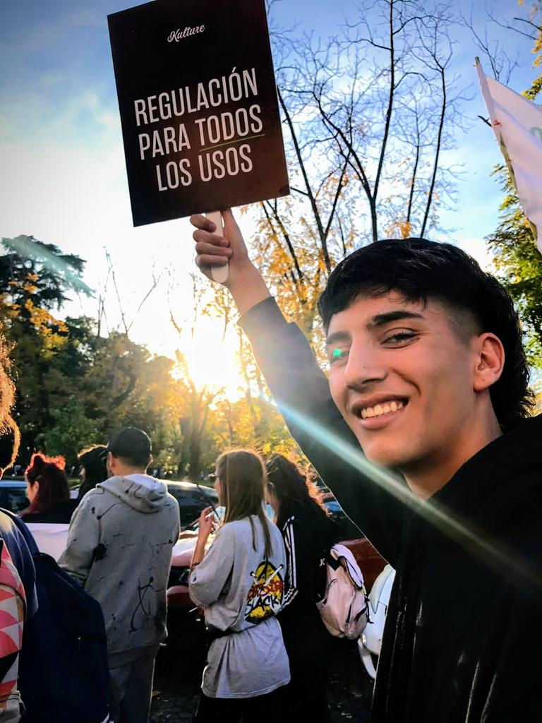 itsmaurito's tweet photo. Me gustaría que la brisa tuviera el olor de las flores 👽👽☘️💨#libreconsumo https://t.co/Pz9E0WwhlF