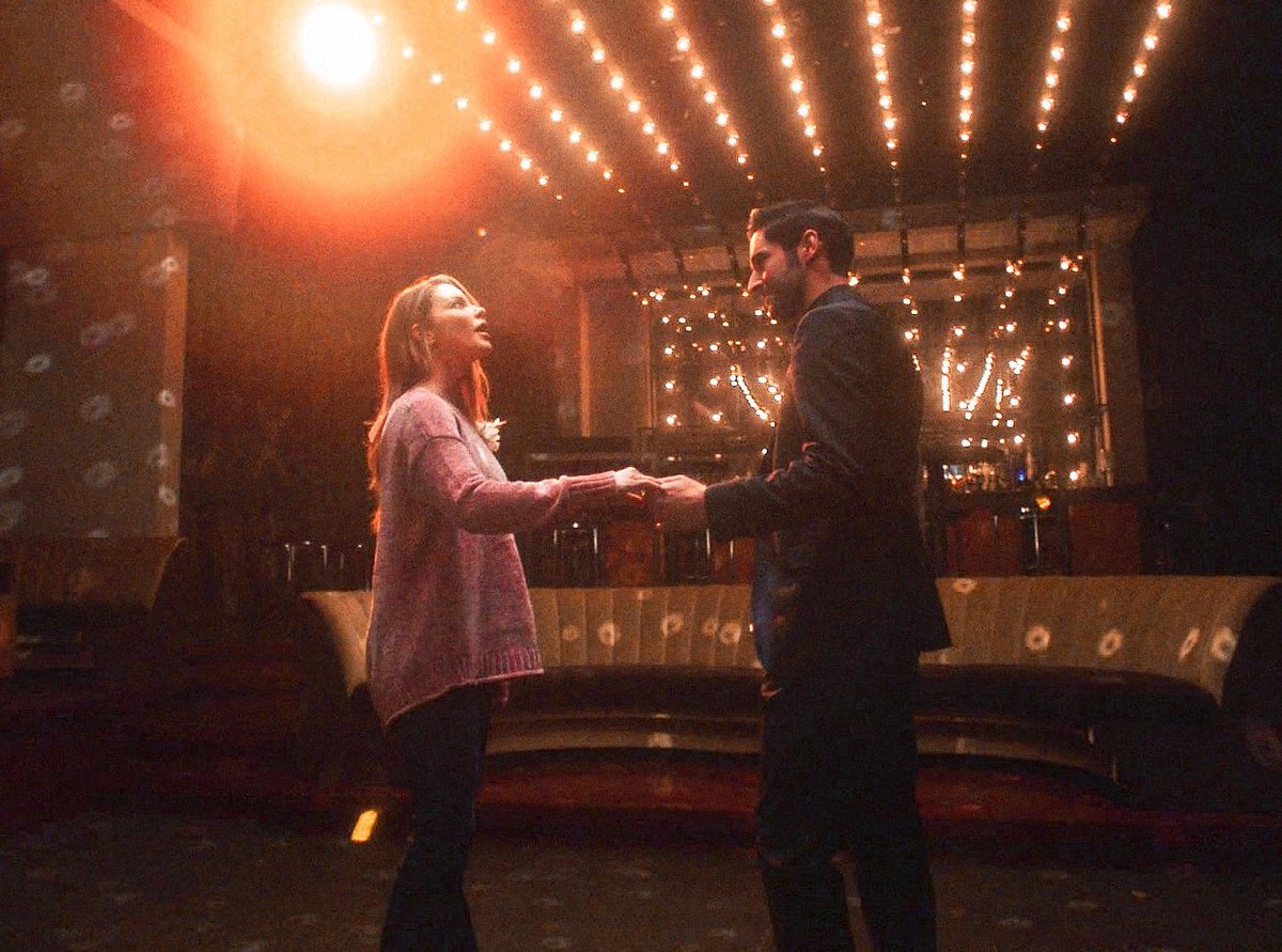 Having goosebumps with my #Deckerstarpic of the day ✨

Chloe's surprise, Lucifer's proud look, his smile and one of the most magical moments between them. The devil closed Lux ​​just so that her beloved would have the prom she dreamed of, is he really the devil? 🥺