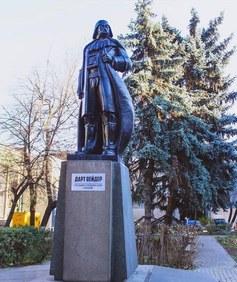 Earthmerica's tweet photo. Darth Vader statue, Odessa, Ukraine https://t.co/AZZ6lGerKg