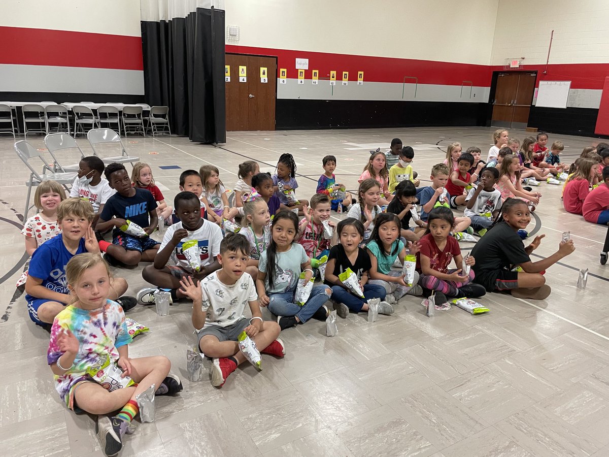Creeksidetweet's tweet photo. Our last Cub Leader Celebration! Popcorn with the Principals.🐻❤️🍿#cubleaders #WeareLakota https://t.co/KTvpPhx8bl