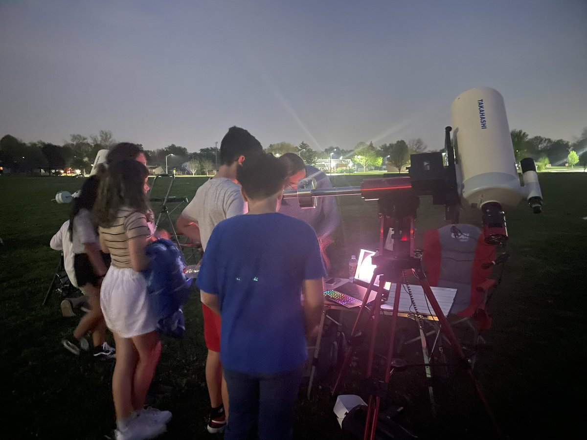 MrsAyala33's tweet photo. Stargazing Night 💫 @D33Leman https://t.co/F9L6ToF1lX