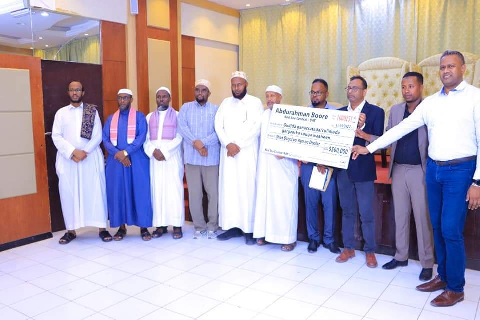 samotalis's tweet photo. Djibouti businessman Abdurahman Boore donated generously $500,000 to the reconstruction of fire destroyed Waheen Market of Hargeysa, Somaliland. #WaheenFire #Somaliland @samotalis https://t.co/VSpxhxehy9