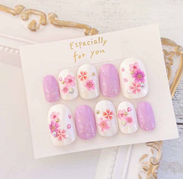 Jam Nail 前撮りや振袖や浴衣に 淡いカラー 人気デザイン 淡い紫と桜の和柄の和柄のネイルチップ販売中 T Co Txsyajyrjz プレ花嫁 振袖ネイル 色打掛ネイル 白無垢 成人式 振袖 浴衣 前撮り 紫ネイル T Co 4l8alynqr1