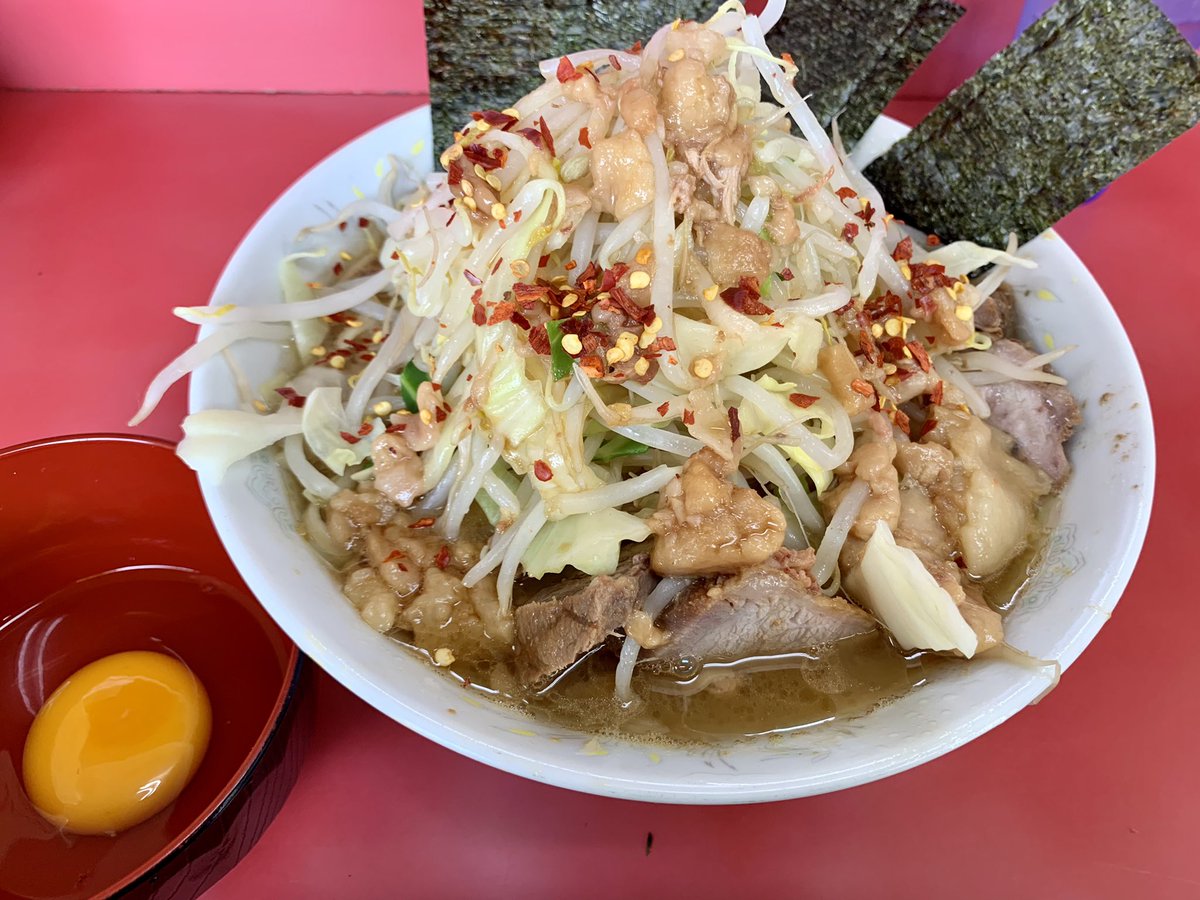 RicardPernodxxx's tweet photo. 🍜二郎®︎@一之江 小豚(¥800)+全部(¥0)+粗挽唐辛子(¥0)+生玉子(¥50)+焼のり(¥50)。思春期の #MasterPieace 豚由来FZグル汁をゴクゴクいきたい衝動Max。(☝՞ਊ ՞)☝定休明けのExtra Virgin 豚由来エキスがバッチリきまったプースーとWild豚のアゲアゲLunchはHappinessなBon AppétitをPresent4U https://t.co/uQCIbCrkAq