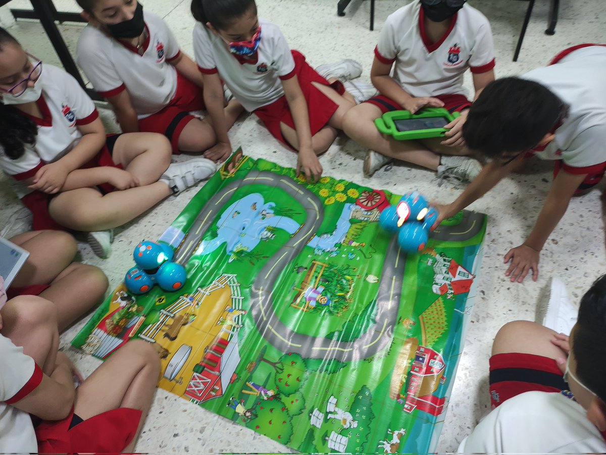 MissLorenaReyna's tweet image. Programación con #Dashdot para recorrido en tapete. #wonder #blocky #robótuca 
.