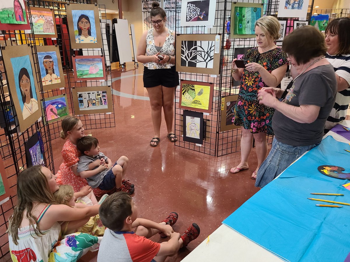 I'm loving this take on a photo op with an artwork.... it's a family affair! ❤️❤️❤️ @LibraryEllis <a href="/TigerLegacy/">Becca</a>