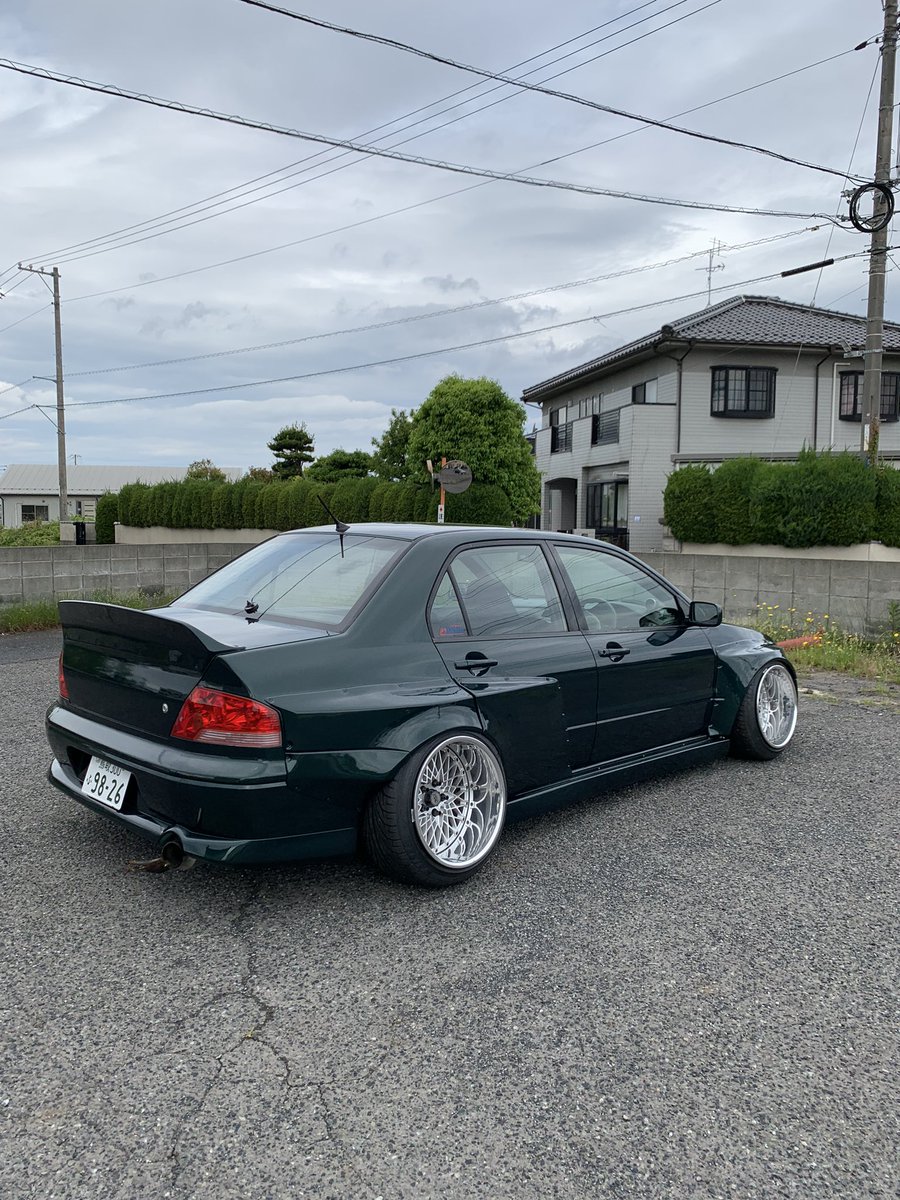 laureldrift's tweet photo. やっとランエボが形になったので報告🔥

ベージュからオリジナルグリーンメタリックに塗り替えました！

自分が前々から憧れていたでぃおさん仕様を自分なりにオマージュして17インチツライチ仕様で制作しました！

今年は出来るだけイベントや集まりに行こうと思うのでみなさんよろしくお願いします🙏 https://t.co/ruPvWP0QHl