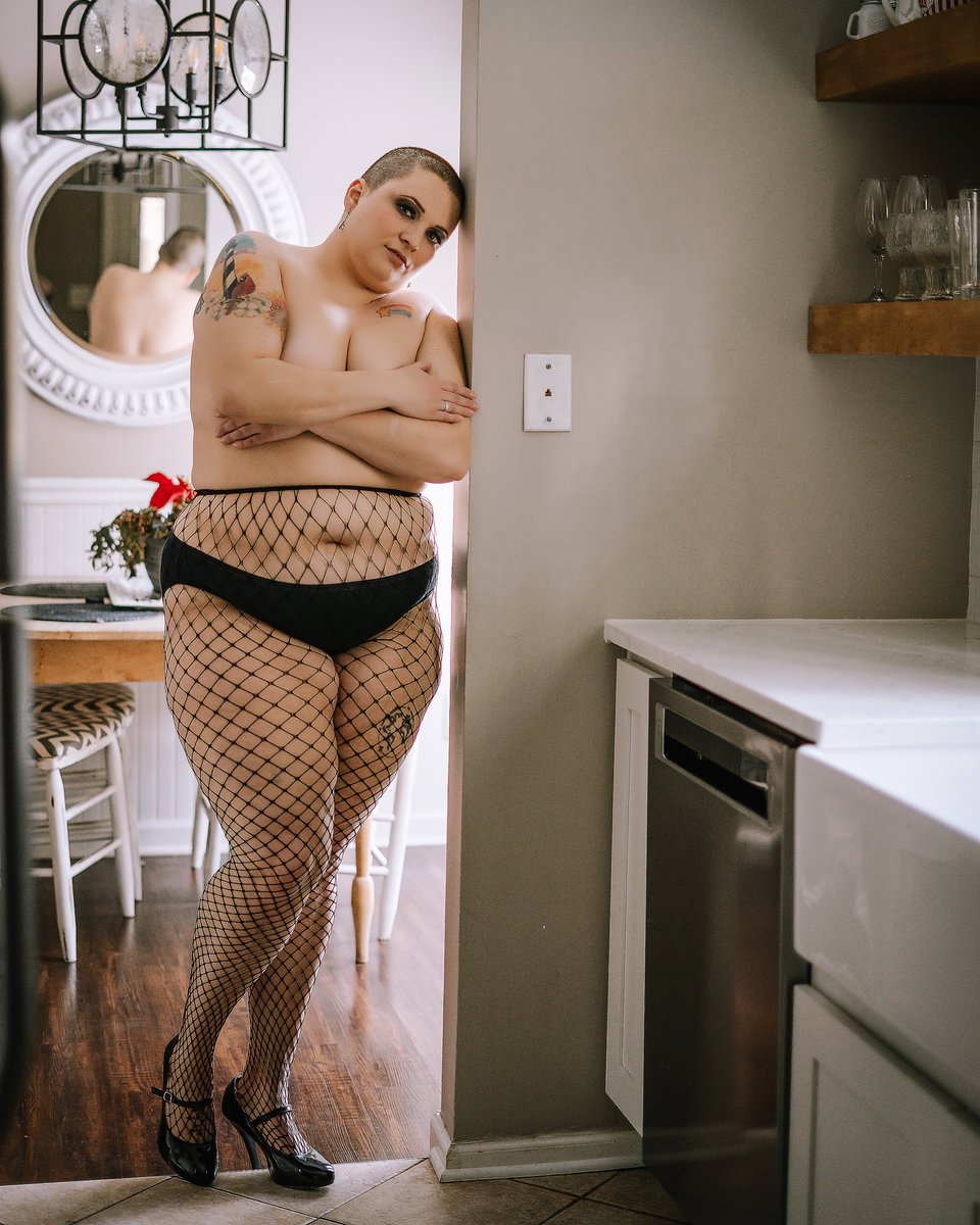 RainbowTatGirl's tweet photo. RETWEET and follow me on Instagram!! https://t.co/Wjp5ZAD3K9

#bbwgoddess #thickthighs #baldgirl https://t.co/yQHTEiqcYQ