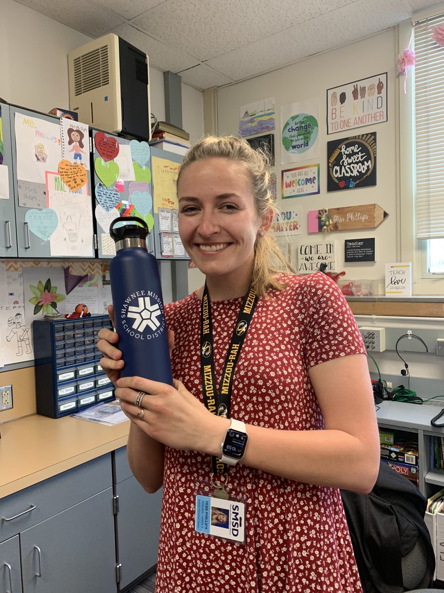 Belinder Braves hit a home run w/Miss Phillips #SMSDRookieoftheYear ⁦<a href="/belinder_prin/">Steve Yeoman, PhD</a>⁩ ⁦<a href="/thesmsdhr/">SMSD Human Resources Team</a>⁩