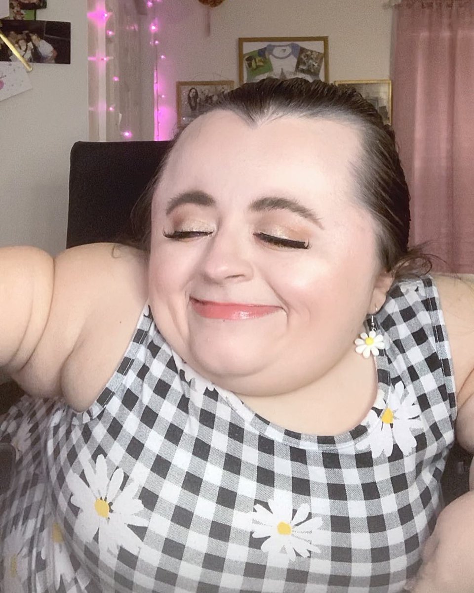 Makeup_Hannah15's tweet photo. 🌸Spring 🌸 soft glam! ✨💋 #motd #ootd💕 #springsoftglam #springmakeup #makeupismypassion #makeuplover #makeupobsession https://t.co/lu71vMarvh