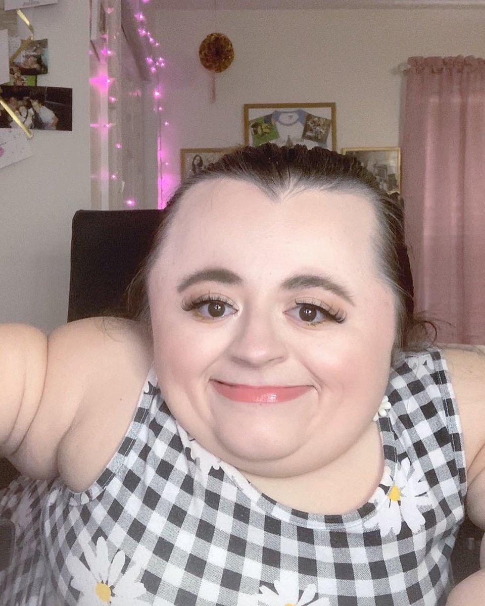 Makeup_Hannah15's tweet photo. 🌸Spring 🌸 soft glam! ✨💋 #motd #ootd💕 #springsoftglam #springmakeup #makeupismypassion #makeuplover #makeupobsession https://t.co/lu71vMarvh