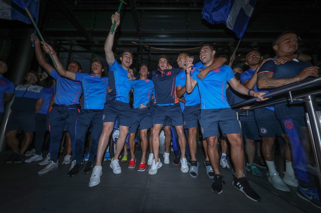 heliohinojosar's tweet photo. La afición del Cruz Azul llevándole serenata al equipo como si mañana enfrentaran un Clásico. 

Les guste o no en la capital, Tigres ya se ha convertido en un equipo que incomoda y al cual quieren derrotar a como dé lugar. 

Ya el argumento de "equipo chico" se les acabó. https://t.co/z40eV4ypPt
