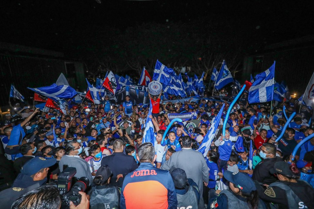 heliohinojosar's tweet photo. La afición del Cruz Azul llevándole serenata al equipo como si mañana enfrentaran un Clásico. 

Les guste o no en la capital, Tigres ya se ha convertido en un equipo que incomoda y al cual quieren derrotar a como dé lugar. 

Ya el argumento de "equipo chico" se les acabó. https://t.co/z40eV4ypPt