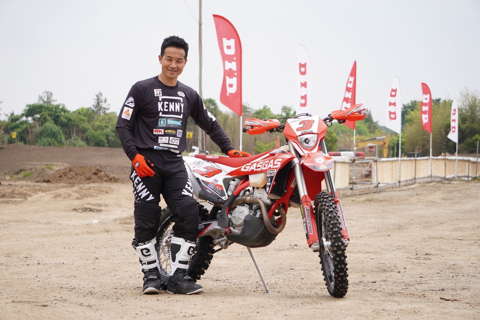 Yossy Atsuta 今週末は全日本モトクロス選手権が川越のオフロードビレッジで開催されますよ 天気は金曜土曜は雨だけど日曜は晴れ 雨降る前一足先にコースプレビューしますね Jmx モトクロス Bivouac大阪 Kennyracing Eleveit T Co