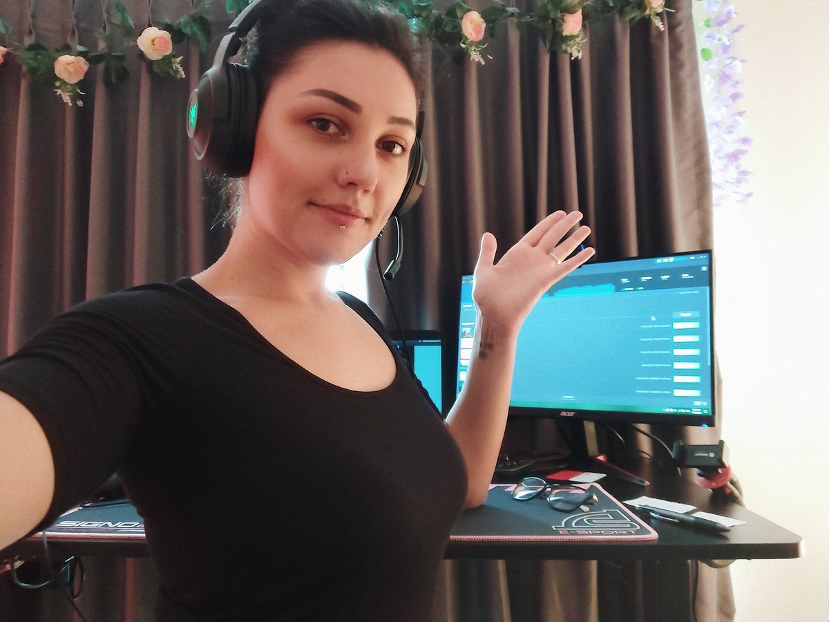 evokeabroad's tweet photo. ❤️ LIVE now. Link in bio and everywhere on everything. 😁 #twitch #boob #assbutt https://t.co/tXfcNKkU0l
