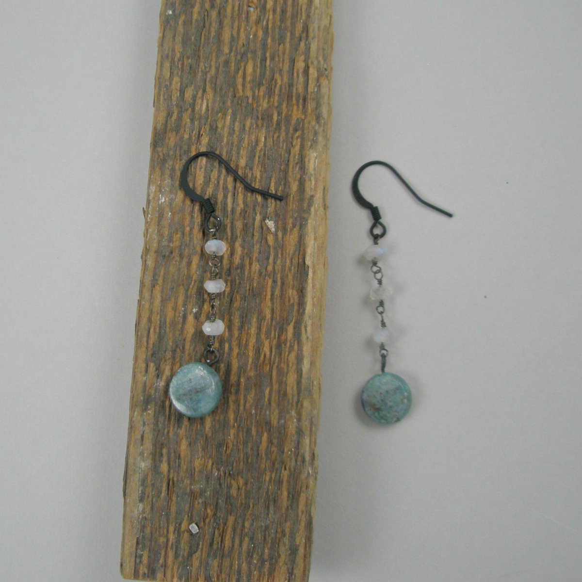stoneberri's tweet photo. Black White and Blue https://t.co/cPyra3UNrU #Stoneberri #Etsy #LongDangles https://t.co/ytxJvkVsea