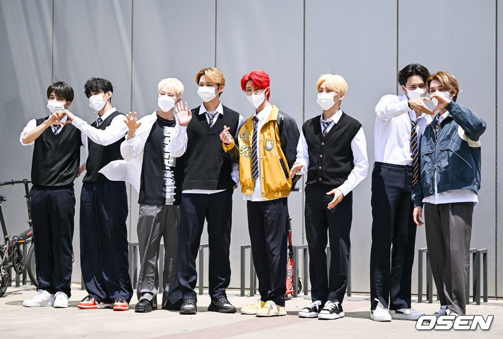 wonubliss's tweet photo. Jeonghan, DK, Hoshi, Jun, The8, Seungkwan, Mingyu, Joshua - Knowing bros recording #세븐틴 @pledis_17 https://t.co/XE7QExd1ET