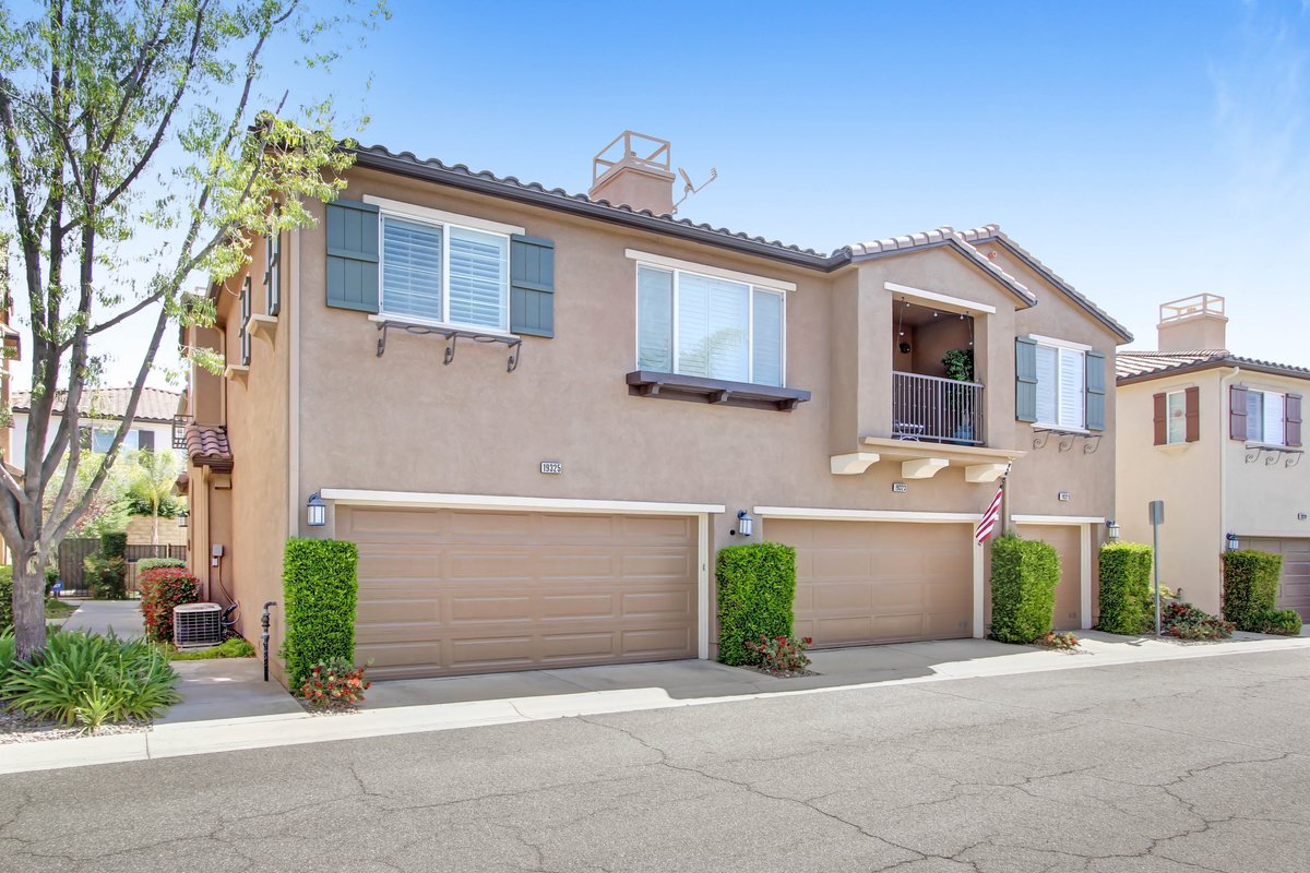 Kirtwatts's tweet photo. Take a look at this charming townhome in Santa Clarita listed by Kirt Watts! This home features 3BR/3BTH, a beautiful kitchen with center island and lot of cabinet space, walk-in closets in all bedrooms, new gray tile flooring, new carpet, and more! https://t.co/WAc382YGmK https://t.co/K6n0mEVwMr